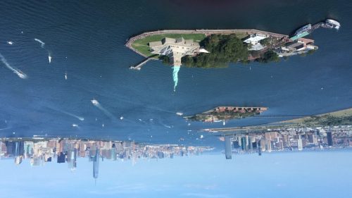 Liberty Island et Elis Island devant Manhattan, New York, NY